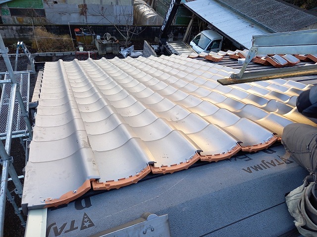 右のケラバ袖瓦を設置